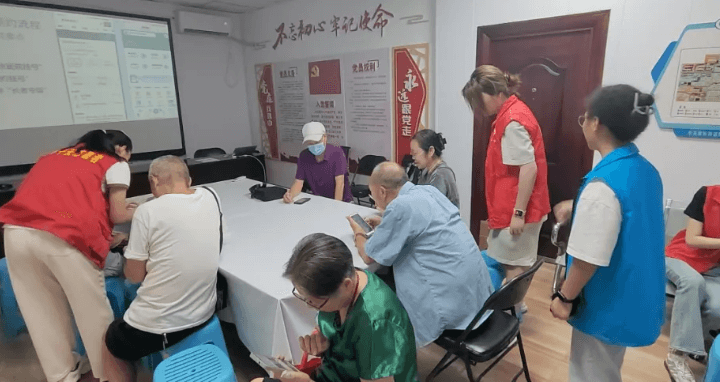 90后小伙驻社区开“银发数字课堂”：半年教会200余老人玩转智能设备