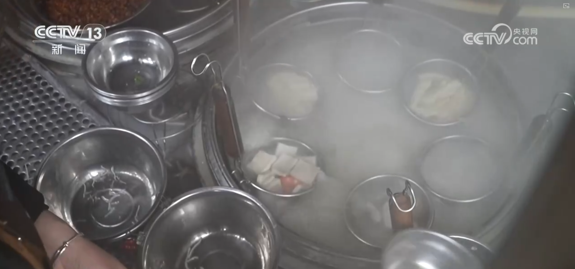 特色小吃串点成线变身“流量密码” “美食+”延伸文旅消费链条(图6) 特色小吃串点成线变身“流量密码” “美食+”延伸文旅消费链条(图6)