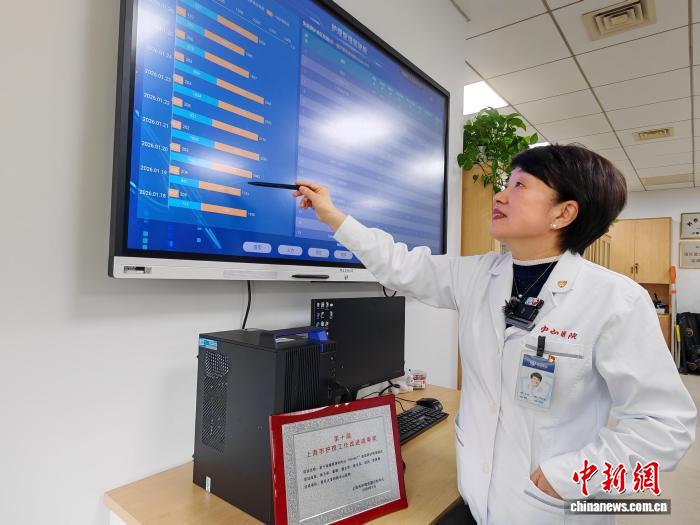 探访沪上医院免陪照护服务:护理员成护士好帮手、患者更安心(图2) 探访沪上医院免陪照护服务:护理员成护士好帮手、患者更安心(图2)