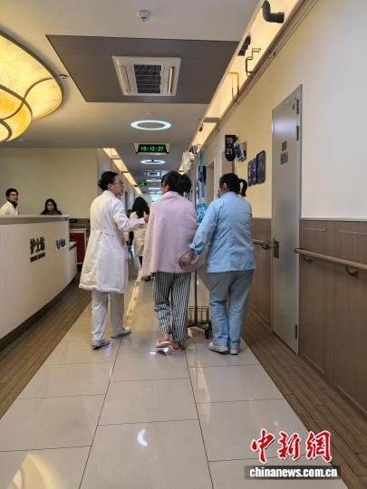 探访沪上医院免陪照护服务:护理员成护士好帮手、患者更安心(图1) 探访沪上医院免陪照护服务:护理员成护士好帮手、患者更安心(图1)