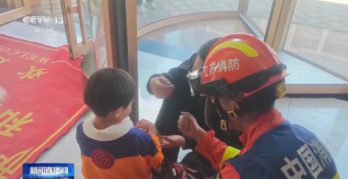 警惕！旋转门暗藏“夹缝陷阱” 家长必知安