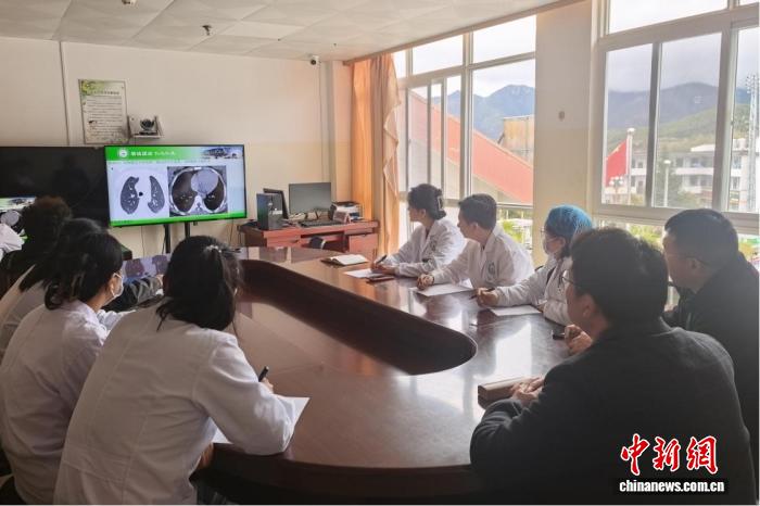 云南维西：沪滇“云端”接力会诊 救治重症