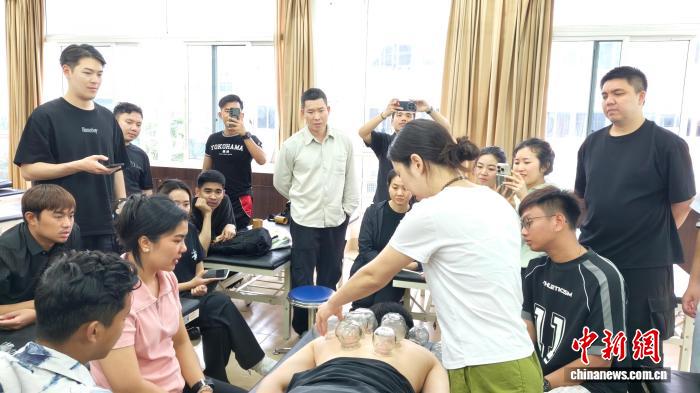 外国学员福建漳州研习中医 体验AI智能问
