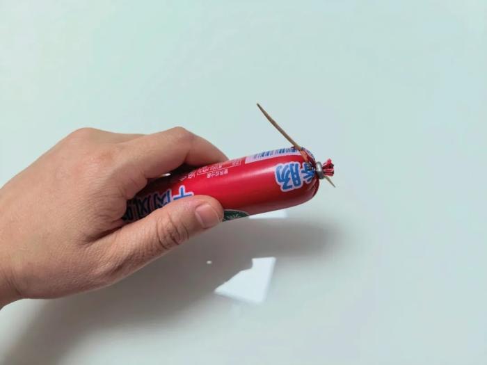 终于学会了火腿肠的正确打开方式!别再用牙咬了(图1) 终于学会了火腿肠的正确打开方式!别再用牙咬了(图1)