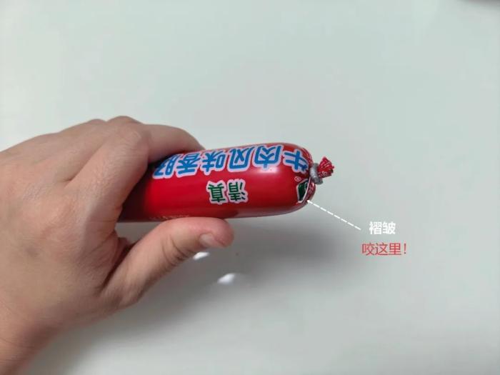 终于学会了火腿肠的正确打开方式!别再用牙咬了(图3) 终于学会了火腿肠的正确打开方式!别再用牙咬了(图3)