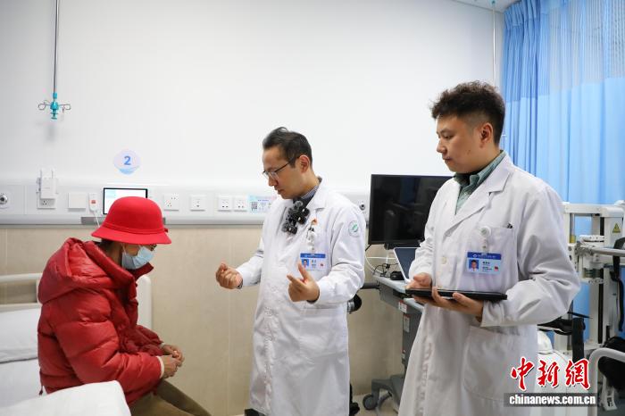 从坐轮椅到行走自如 脑机接口技术让帕金森