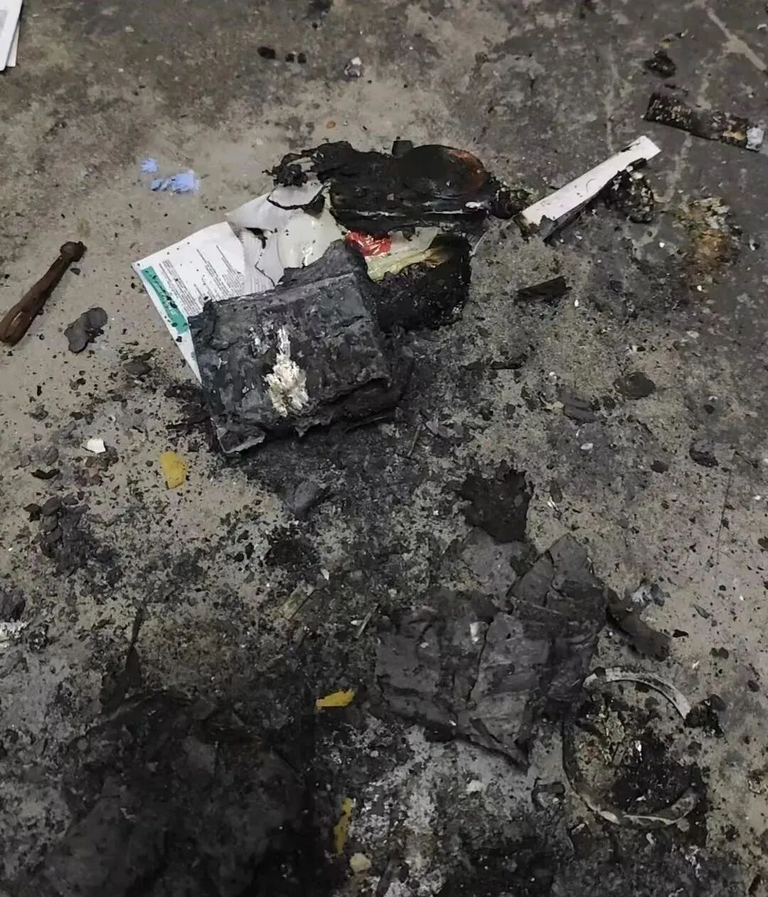 出门忘拔一根线,仅3小时,家被烧光!(图5) 出门忘拔一根线,仅3小时,家被烧光!(图5)