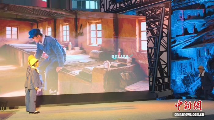 国内首个“数智工人雷锋”在沈阳亮相 多视角追忆雷锋在辽岁月