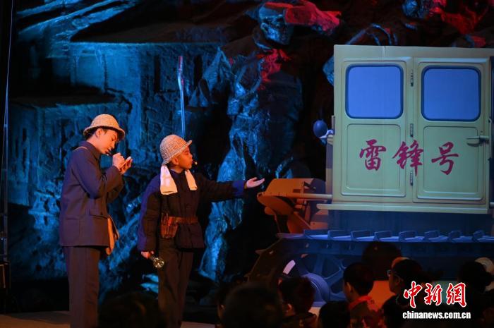 国内首个“数智工人雷锋”在沈阳亮相 多视角追忆雷锋在辽岁月(图2)