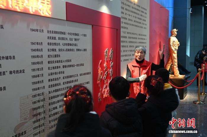 国内首个“数智工人雷锋”在沈阳亮相 多视角追忆雷锋在辽岁月(图3)