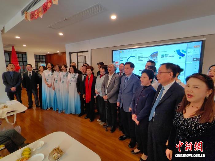 特写：歌声寄乡愁、汤圆暖人心 上海海归“回家”叙深情(图2)