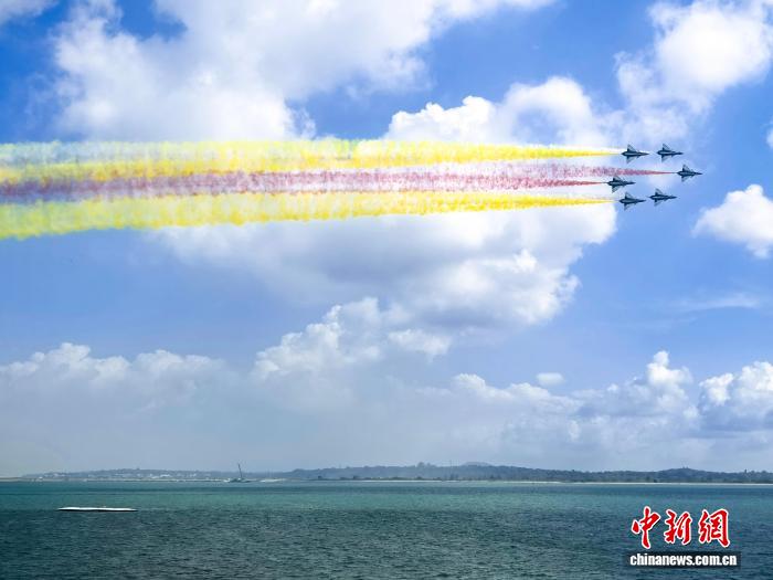 中国空军八一飞行表演队完成新加坡航展检验性飞行(图2) 中国空军八一飞行表演队完成新加坡航展检验性飞行(图2)
