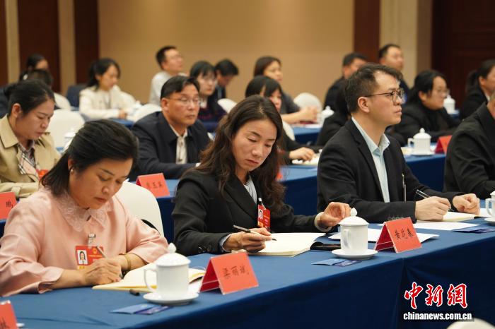 （全国两会）黄花春代表建议将心理健康检查纳入中小学生常规体检