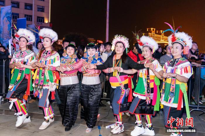 （新春走基层）泉台共庆贺元宵 群星同台唱乡音(图2)