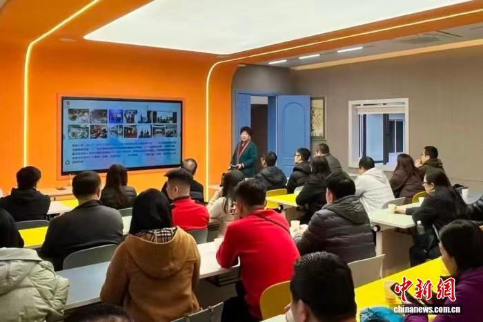 杭州“马奶奶”的公益账本：一间工作室里的民族团结实践(图1)