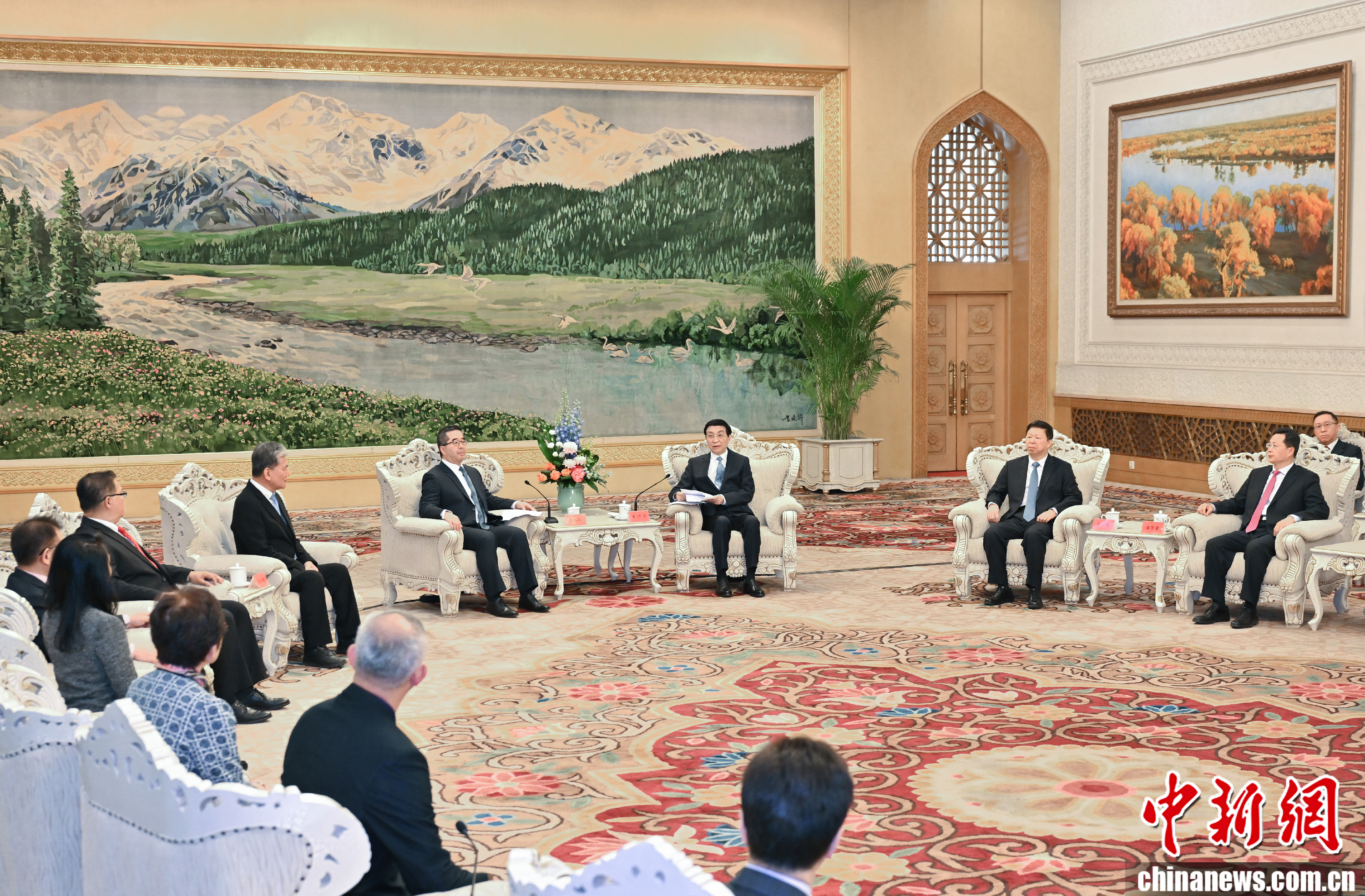 王沪宁会见国共两党智库论坛台方代表(图1) 王沪宁会见国共两党智库论坛台方代表(图1)