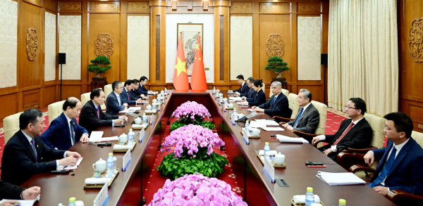 王毅会见越共中央总书记特使、外交部长黎怀忠(图3)