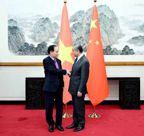 王毅会见越共中央总书记特使、外交部长黎怀忠(图2)