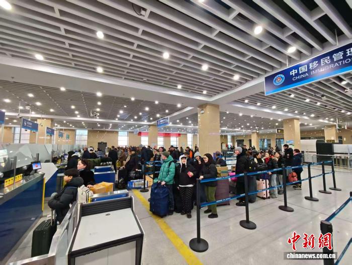 （新春走基层）中蒙边贸合作紧密 口岸城市升腾浓郁年味(图1)