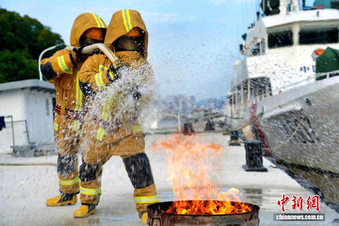 福建海警局开展冬季海上训练  锤炼海上维权执法能力(图2)