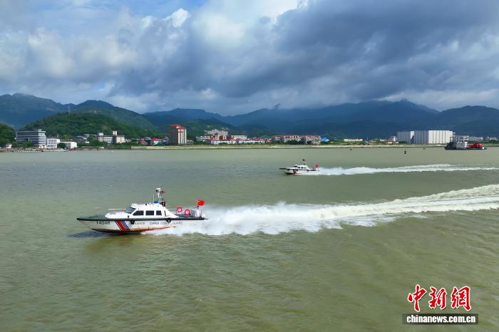福建海警局开展冬季海上训练  锤炼海上维权执法能力(图3)