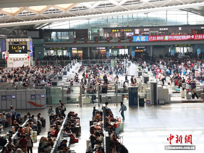 春运首个周末迎客流高峰 国铁广州局辖内客流大幅增长(图1) 春运首个周末迎客流高峰 国铁广州局辖内客流大幅增长(图1)