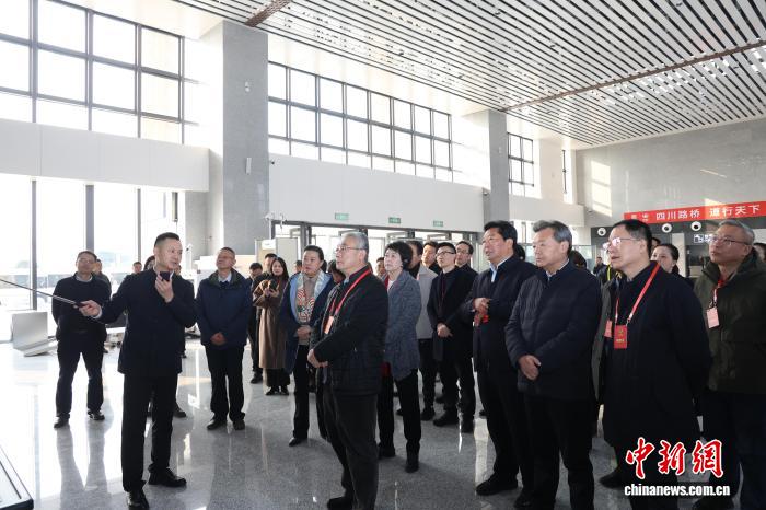 人大代表深入四川宜宾、泸州集中视察 为高质量发展建言献策(图1) 人大代表深入四川宜宾、泸州集中视察 为高质量发展建言献策(图1)