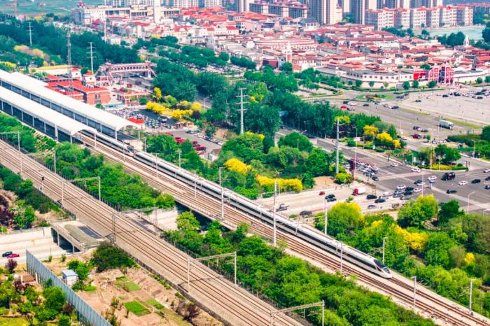 2025年国家铁路运输总收入首次突破1万亿元(图1)