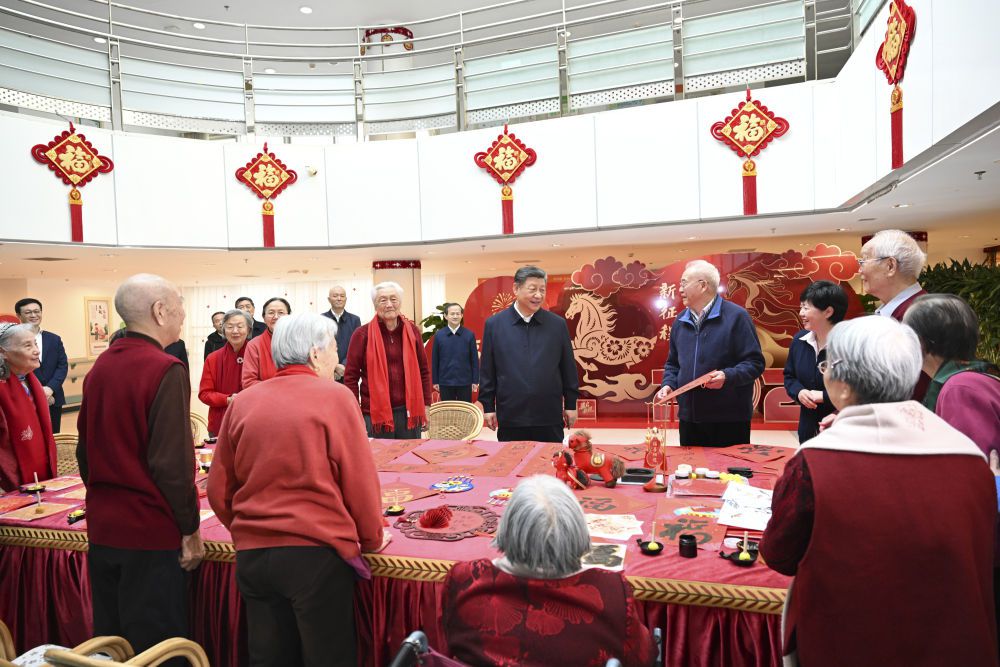 新华图讯｜习近平春节前夕在北京看望慰问基层干部群众(图5)