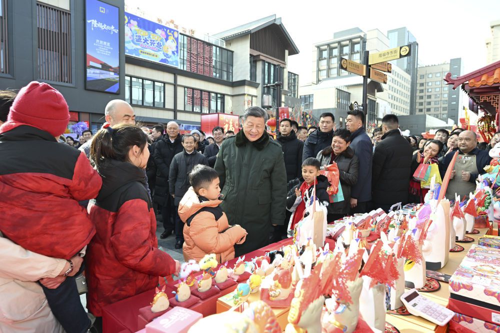 新华图讯｜习近平春节前夕在北京看望慰问基层干部群众(图9)