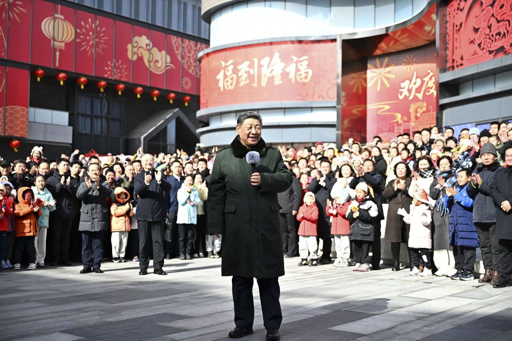 新华图讯｜习近平春节前夕在北京看望慰问基层干部群众(图10)
