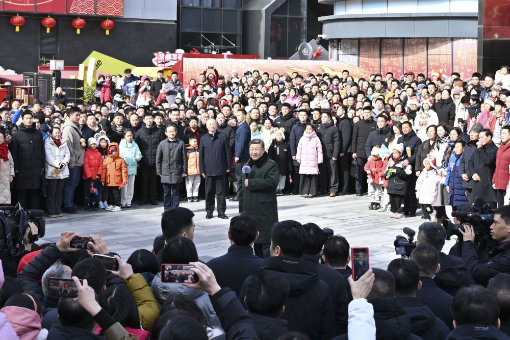 新华图讯｜习近平春节前夕在北京看望慰问基层干部群众(图11)