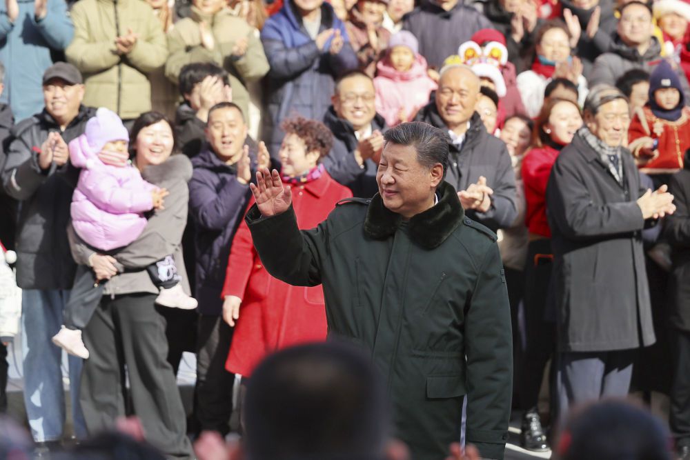 新华图讯｜习近平春节前夕在北京看望慰问基层干部群众(图12)