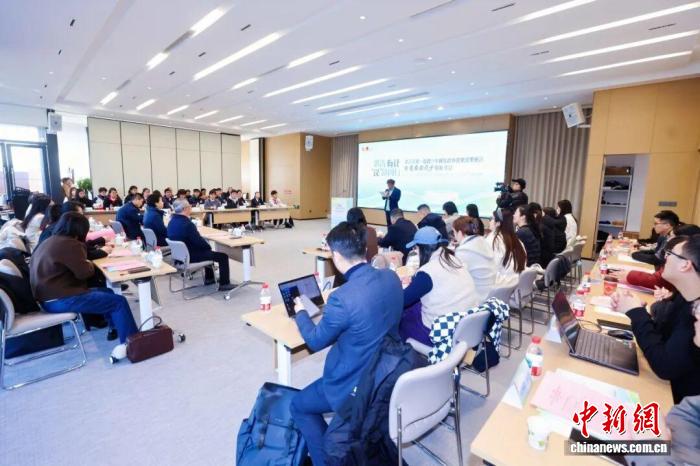 “00后”说“政”事 杭州青少年模拟政协履职