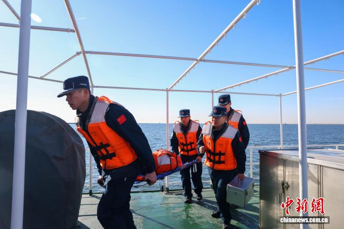 天津海警赴渤海开展高强度多课目海上执法训练(图3) 天津海警赴渤海开展高强度多课目海上执法训练(图3)