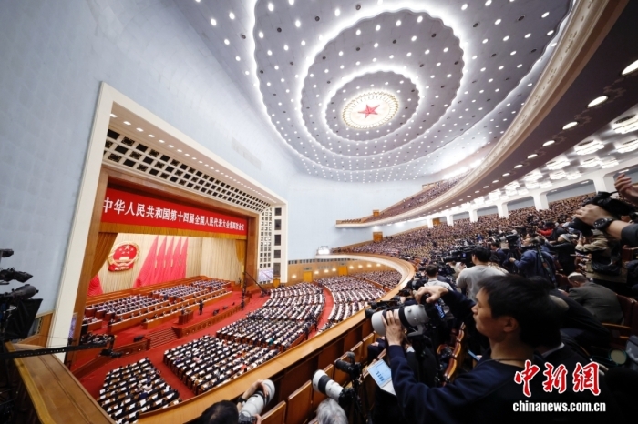 3月5日,十四届全国人大四次会议开幕会在北京人民大会堂举行。中新社记者 韩海丹 摄 3月5日,十四届全国人大四次会议开幕会在北京人民大会堂举行。中新社记者 韩海丹 摄