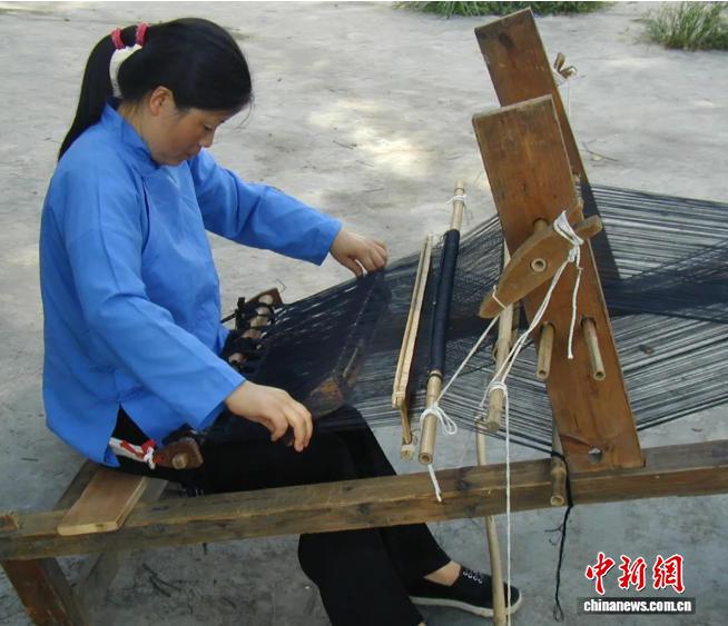 东西问丨田明：土家织锦如何织就民族“无字史书”？(图2)