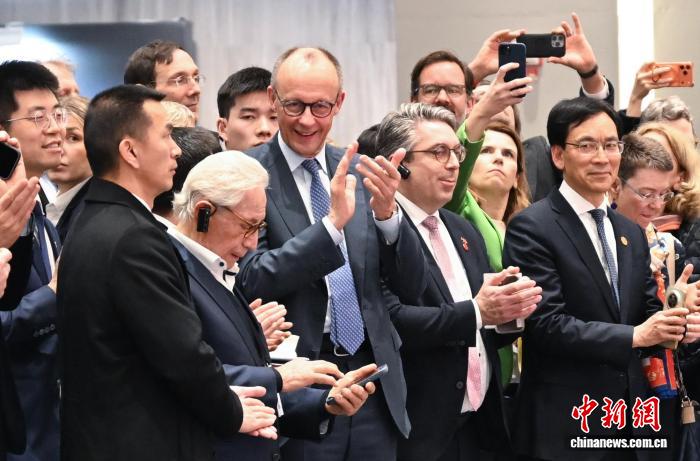 默茨为中国机器人送上掌声