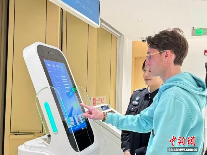外国人快捷通关自助备案设备在上海市中心启用
