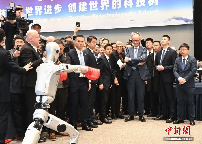 默茨为中国机器人送上掌声(图2) 默茨为中国机器人送上掌声(图2)