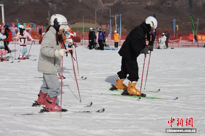 台青陕西“冰雪初体验” 解锁冬日限定快乐