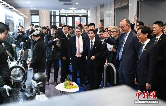 默茨为中国机器人送上掌声(图3) 默茨为中国机器人送上掌声(图3)