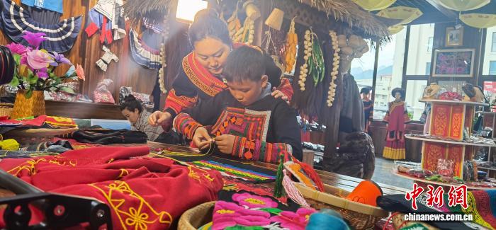 （全国两会）全国人大代表乔进双梅：指尖绣文脉 履职守彝乡(图3)