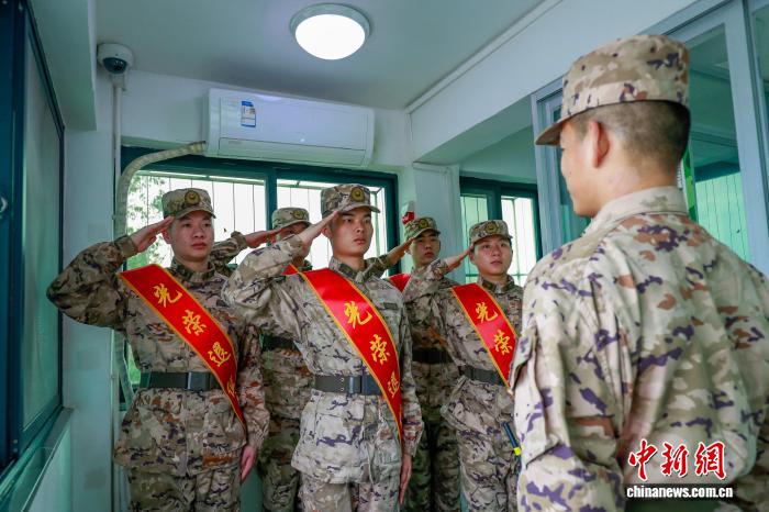 南疆武警军营送老兵 薪火相传启新程(图3)