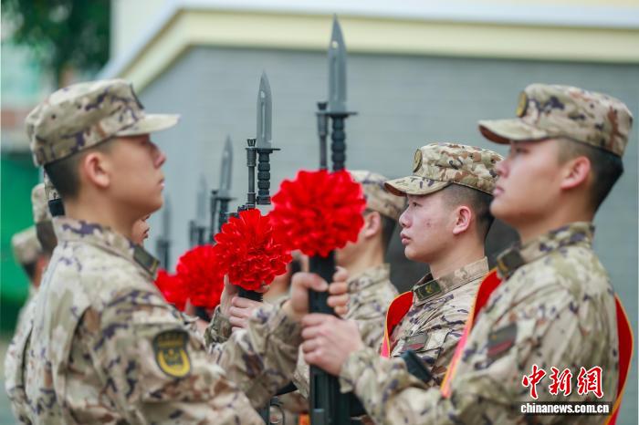 南疆武警军营送老兵 薪火相传启新程(图2)