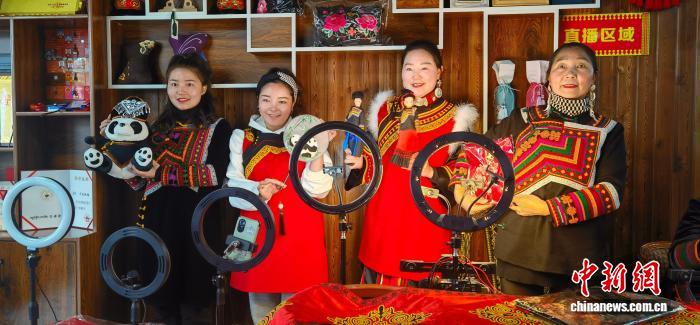 （全国两会）全国人大代表乔进双梅：指尖绣文脉 履职守彝乡