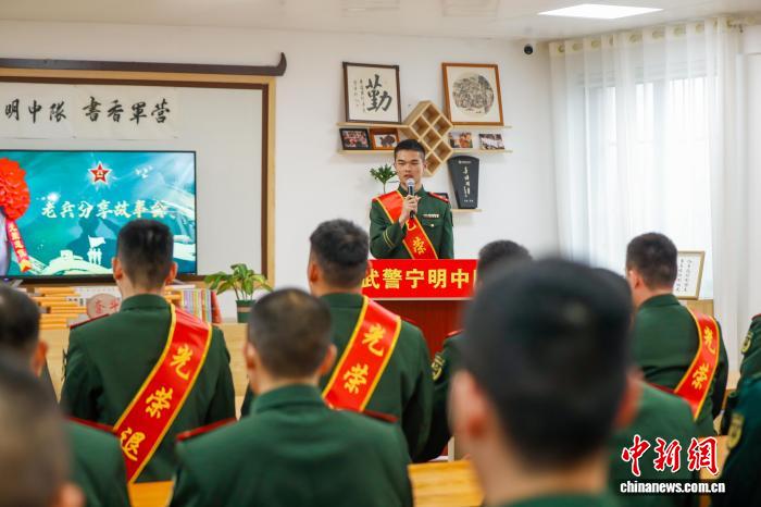 南疆武警军营送老兵 薪火相传启新程