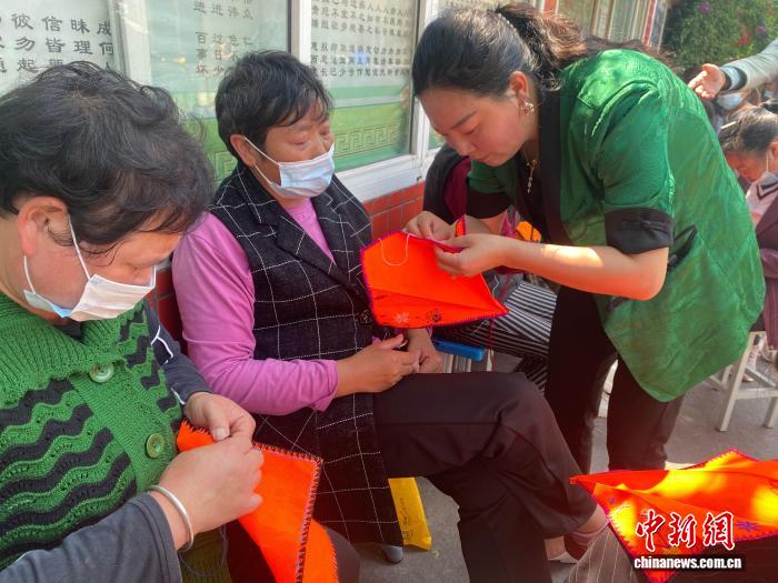 （全国两会）全国人大代表乔进双梅：指尖绣文脉 履职守彝乡(图2)