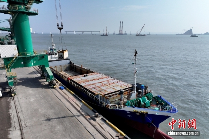 2月3日，伴随着2026年春运的启动，福建厦门海翔码头迎来厦金“小三通”货运航线春运首班互通班轮“进薪轮”。厦门东渡边检站移民管理警察高效办结边检手续，同步送上春联、中国结等新春礼包，以“零延时通关+温情服务”双重保障，拉开两岸年货物资跨海流通的温暖序幕。不远处的“闽台船员驿站”内，两岸同胞围坐畅谈，“两岸一家亲，闽台亲上亲”的心声道出共同期盼，驿站内政策咨询专窗、绿色通道与闽南乡音服务，让台湾船员真切感受到“家的温暖”。自厦门翔安至金门新货运通道开通以来，凌晨还在福建宁德海域活蹦乱跳的深海大黄鱼，上午即抵厦门海翔码头装船，经边检“零延时”通关，当晚便能鲜抵台湾餐桌，这是两岸民生相通、经济...