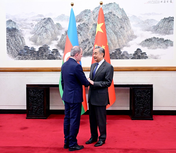 王毅同阿塞拜疆外长巴伊拉莫夫会谈